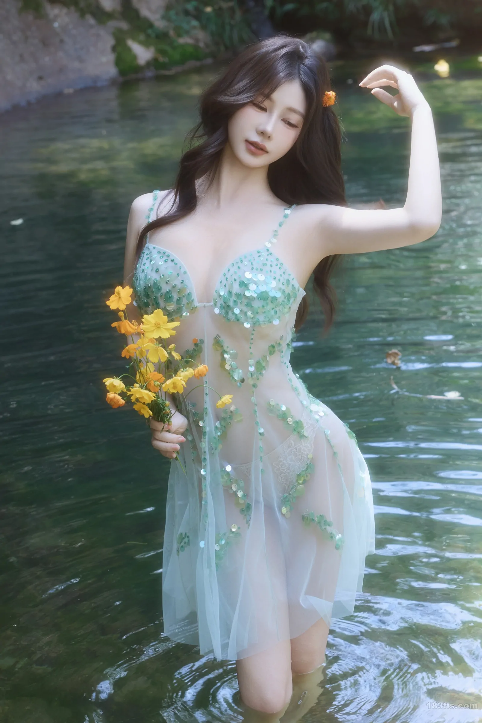 xiuren秀人网福利尹甜甜大尺度私拍写真小溪亮片裙