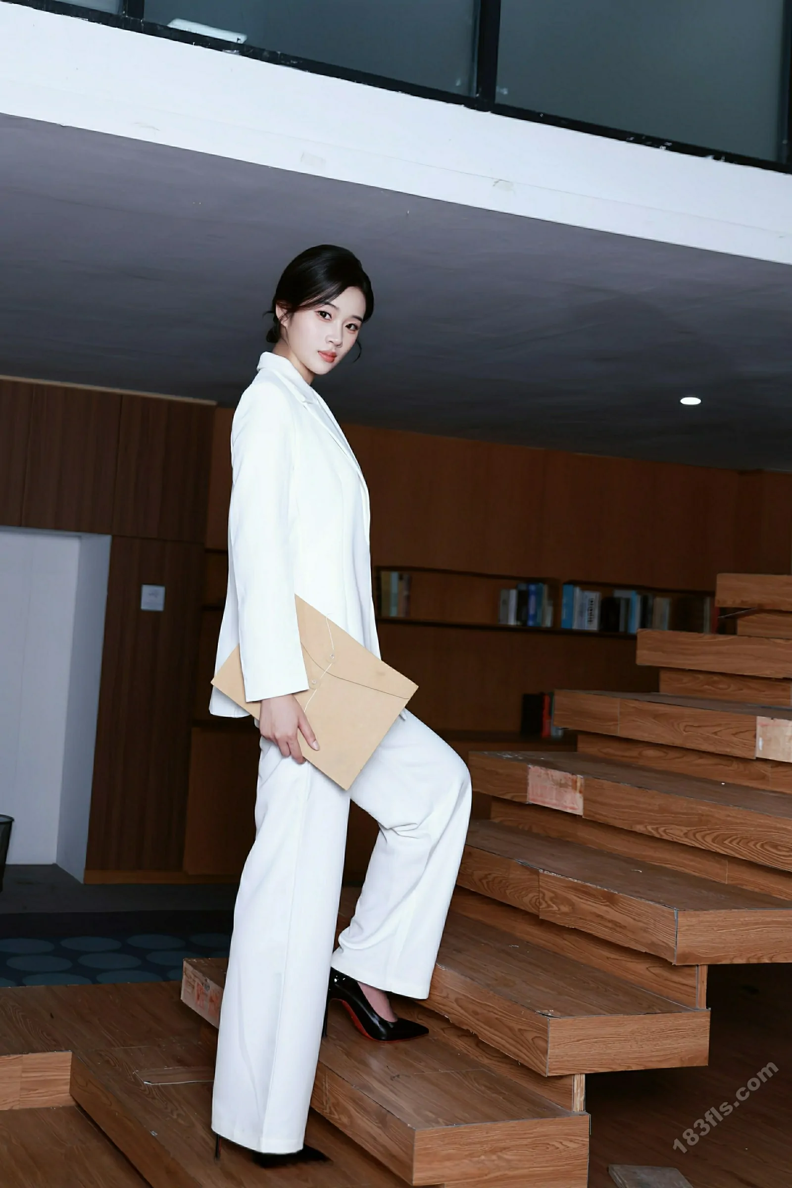 [XIUREN秀人网] 2025.10.24 No.10908 南乔-第5张图片-宅男套图吧