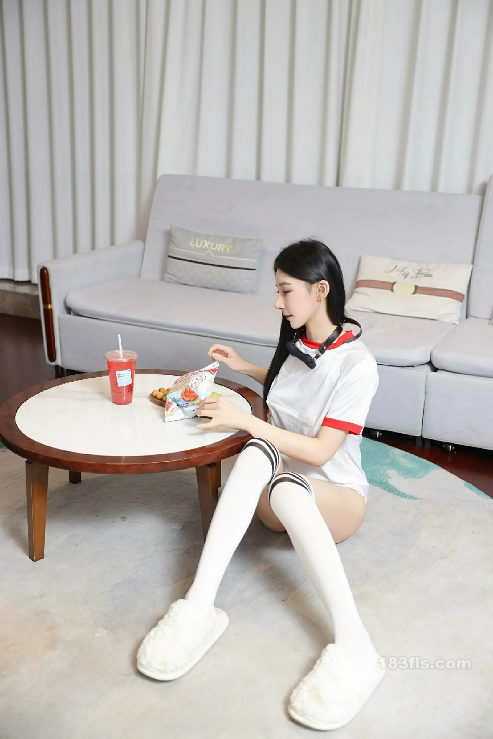 [XIUREN秀人网] 2025.12.16 No.11110 许微微呀-第3张图片-宅男套图吧