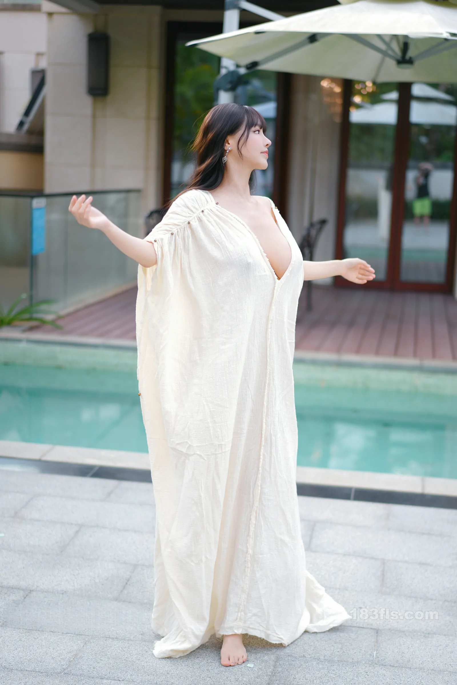 xiuren秀人网福利朱可儿Flora大尺度私拍写真三亚泳池白袍子-第3张图片-宅男套图吧