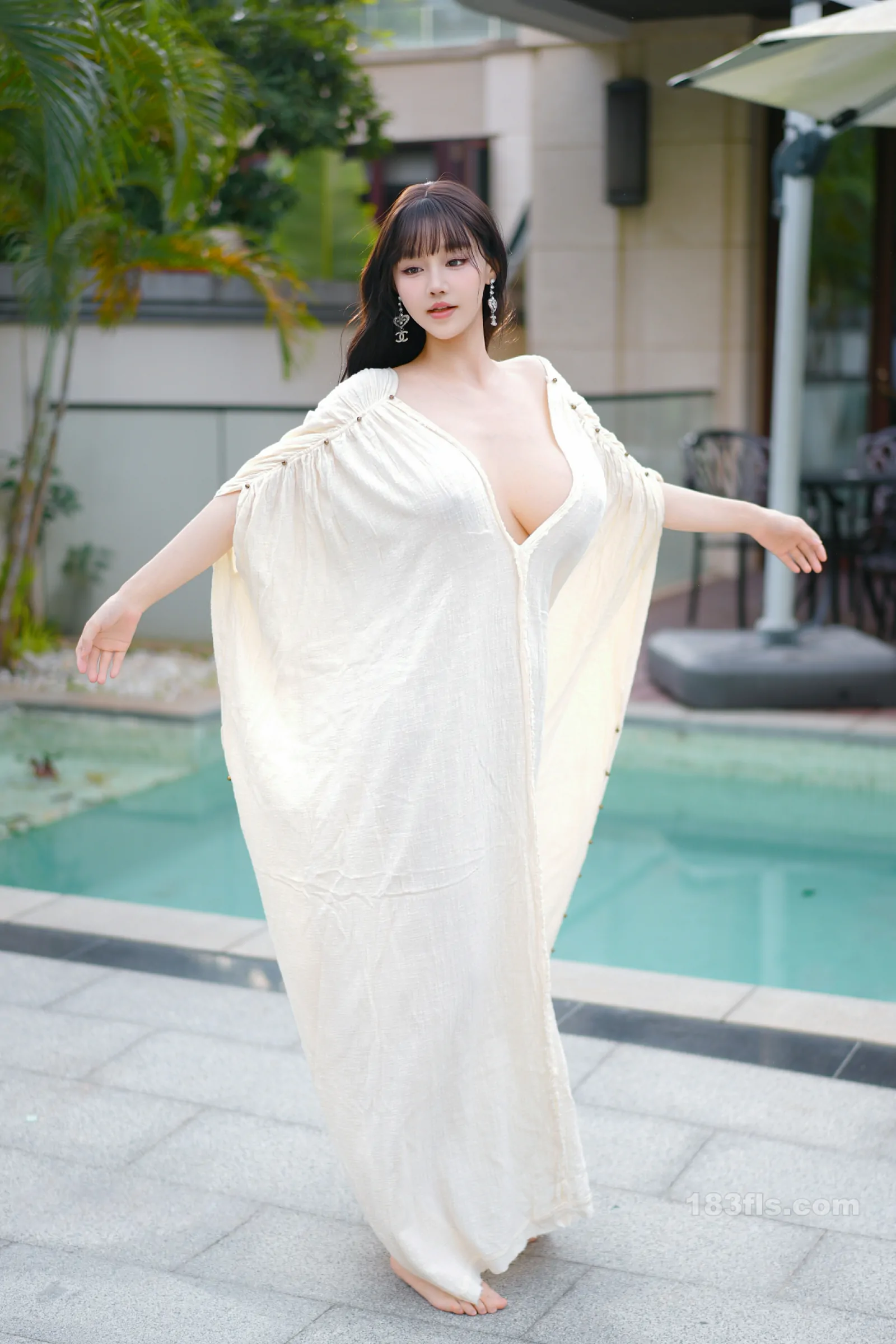 xiuren秀人网福利朱可儿Flora大尺度私拍写真三亚泳池白袍子-第6张图片-宅男套图吧