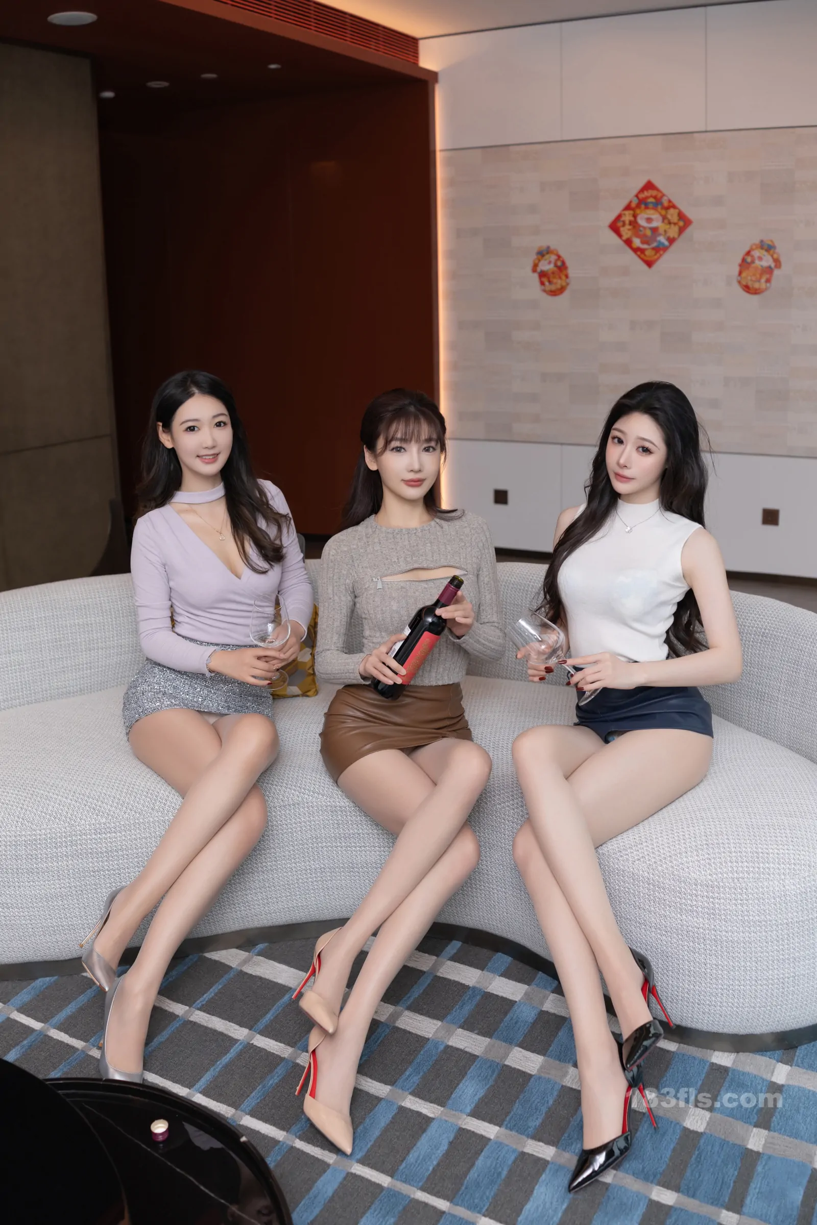 xiuren秀人网福利陆萱萱&唐安琪&是小逗逗大尺度私拍写真三姐妹闹新春-第5张图片-宅男套图吧