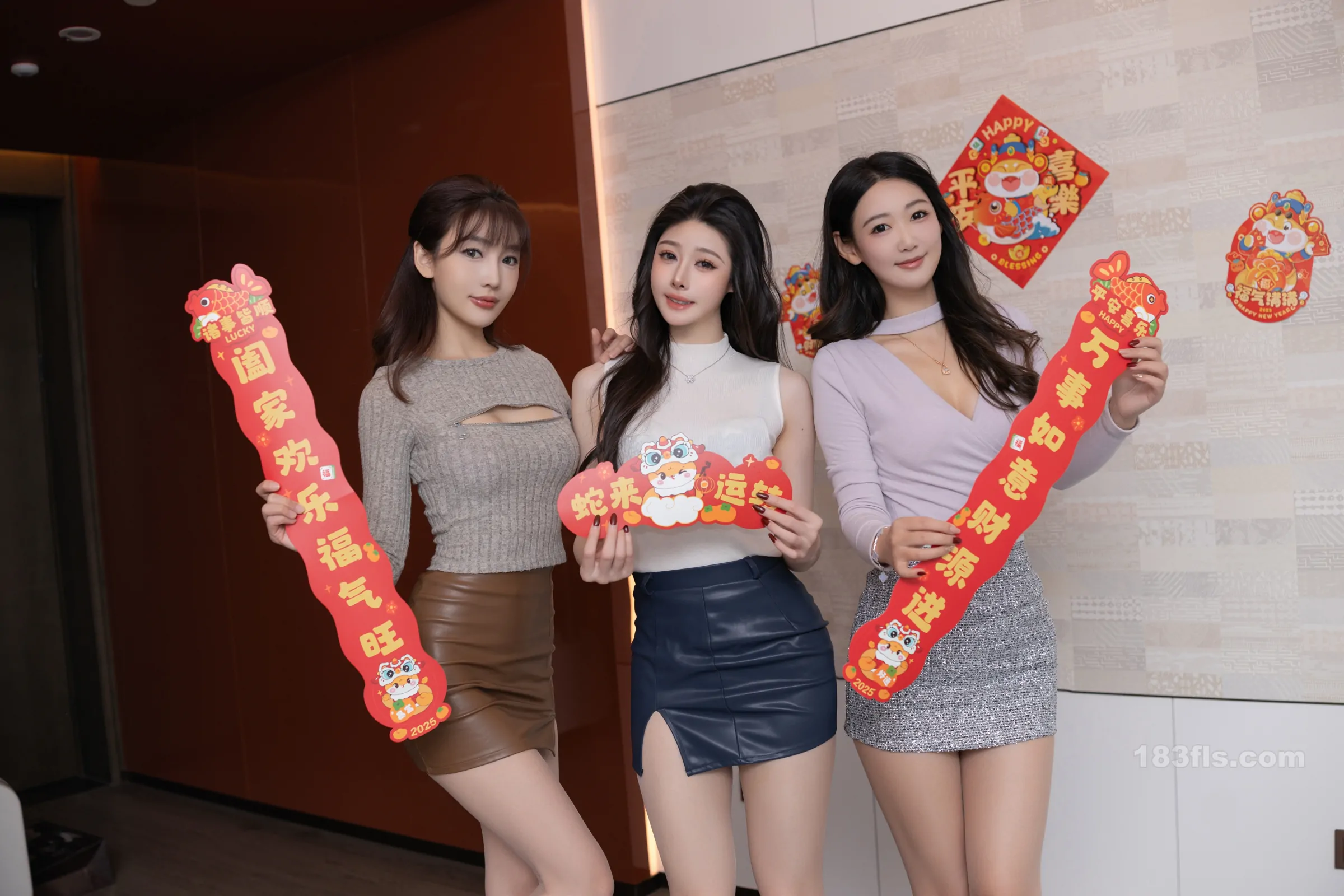 xiuren秀人网福利陆萱萱&唐安琪&是小逗逗大尺度私拍写真三姐妹闹新春-第3张图片-宅男套图吧