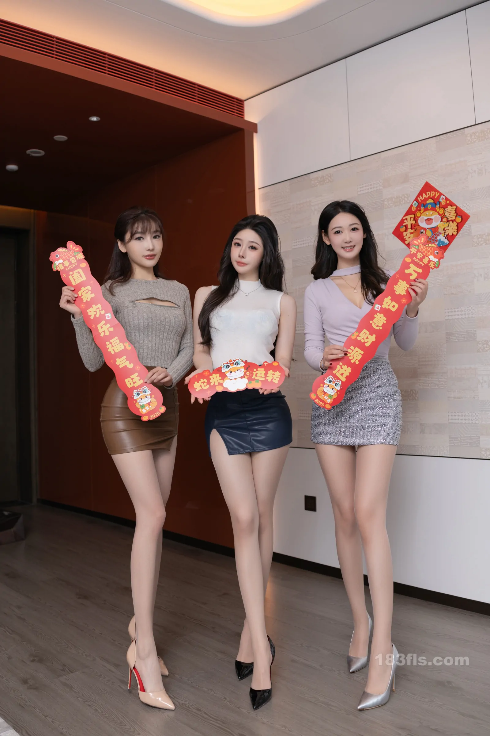 xiuren秀人网福利陆萱萱&唐安琪&是小逗逗大尺度私拍写真三姐妹闹新春-第4张图片-宅男套图吧