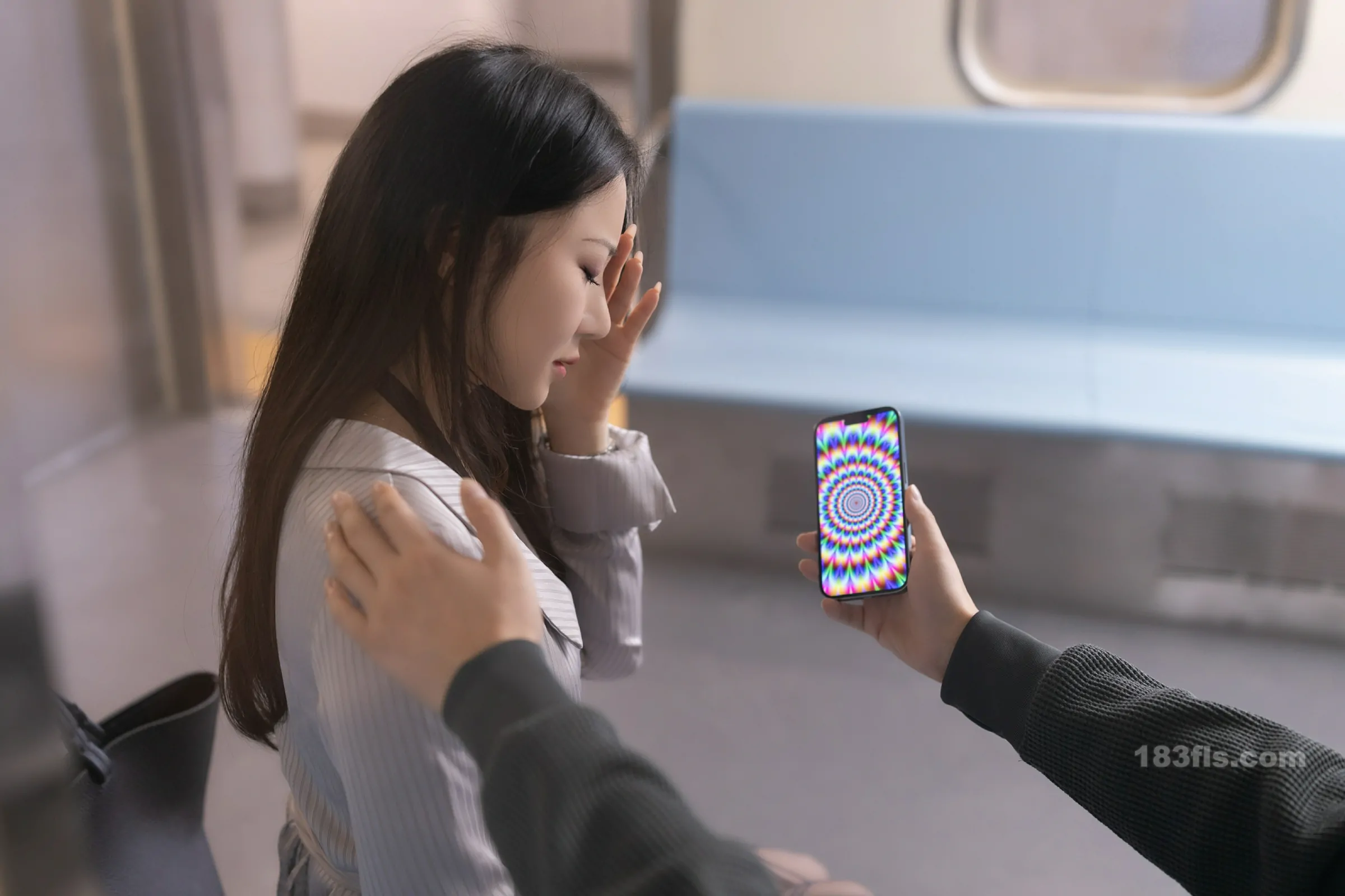 xiuren秀人网福利鱼子酱Fish大尺度私拍写真催眠地铁-第5张图片-宅男套图吧 xiuren秀人网福利鱼子酱Fish大尺度私拍写真催眠地铁-第5张图片-宅男套图吧