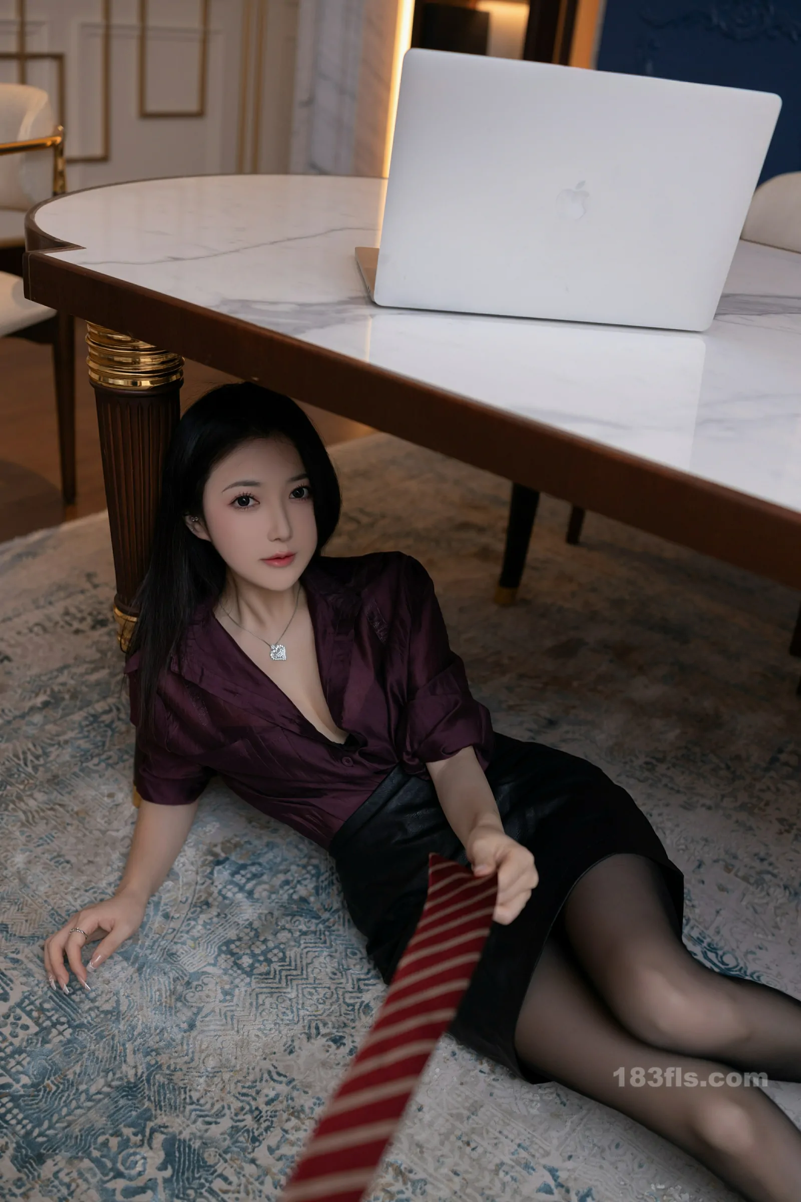 xiuren秀人网福利鱼子酱Fish大尺度私拍写真紫色衬衫