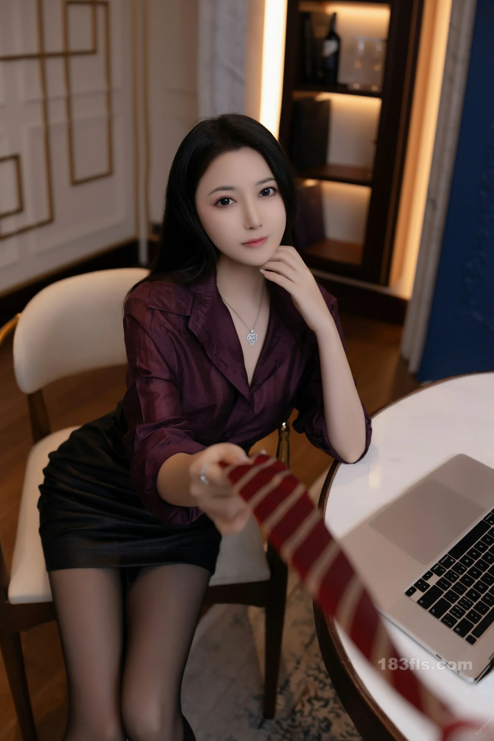 xiuren秀人网福利鱼子酱Fish大尺度私拍写真紫色衬衫-第4张图片-宅男套图吧