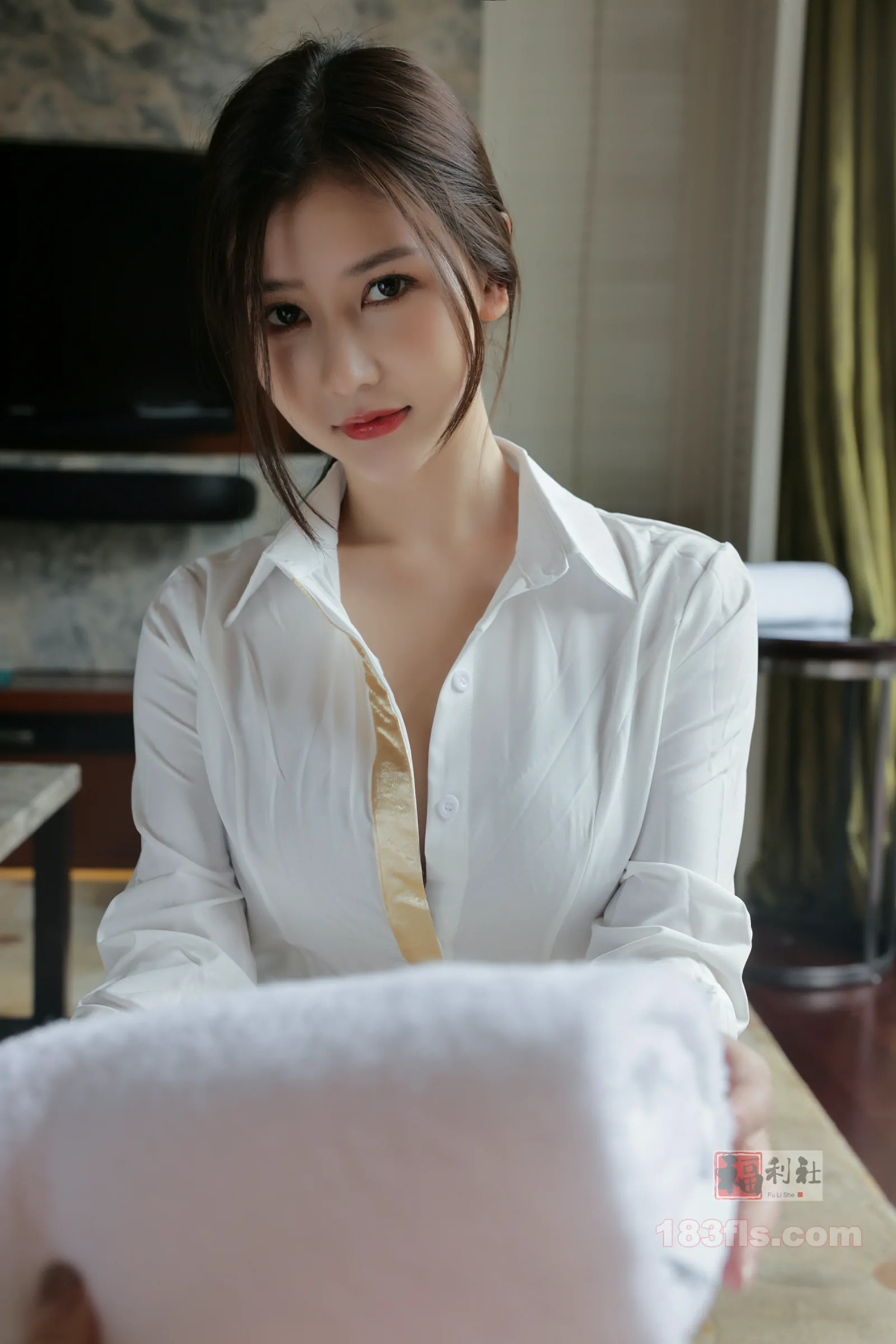 xiuren秀人网福利尹甜甜sunny大尺度内购女管家-第6张图片-宅男套图吧