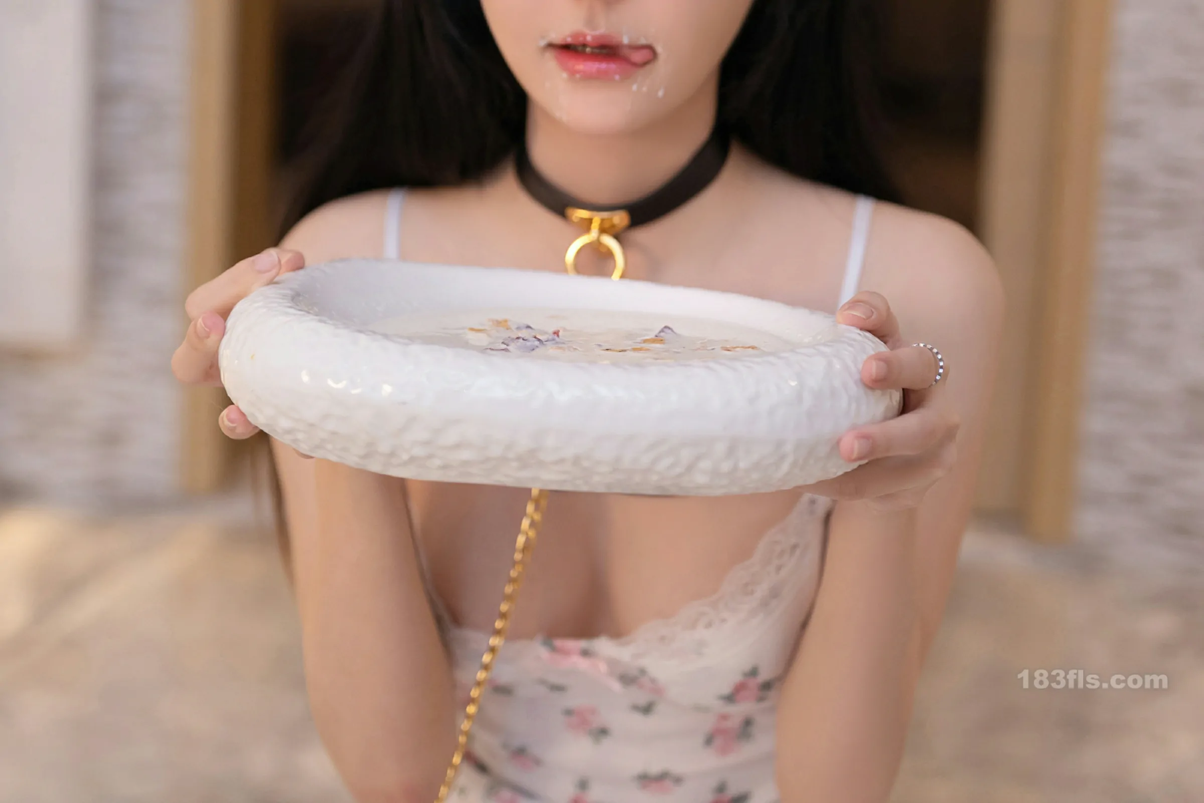 xiuren秀人网福利谢小蒽(幼幼)大尺度内购无码流出白色花纹睡裙-第2张图片-宅男套图吧