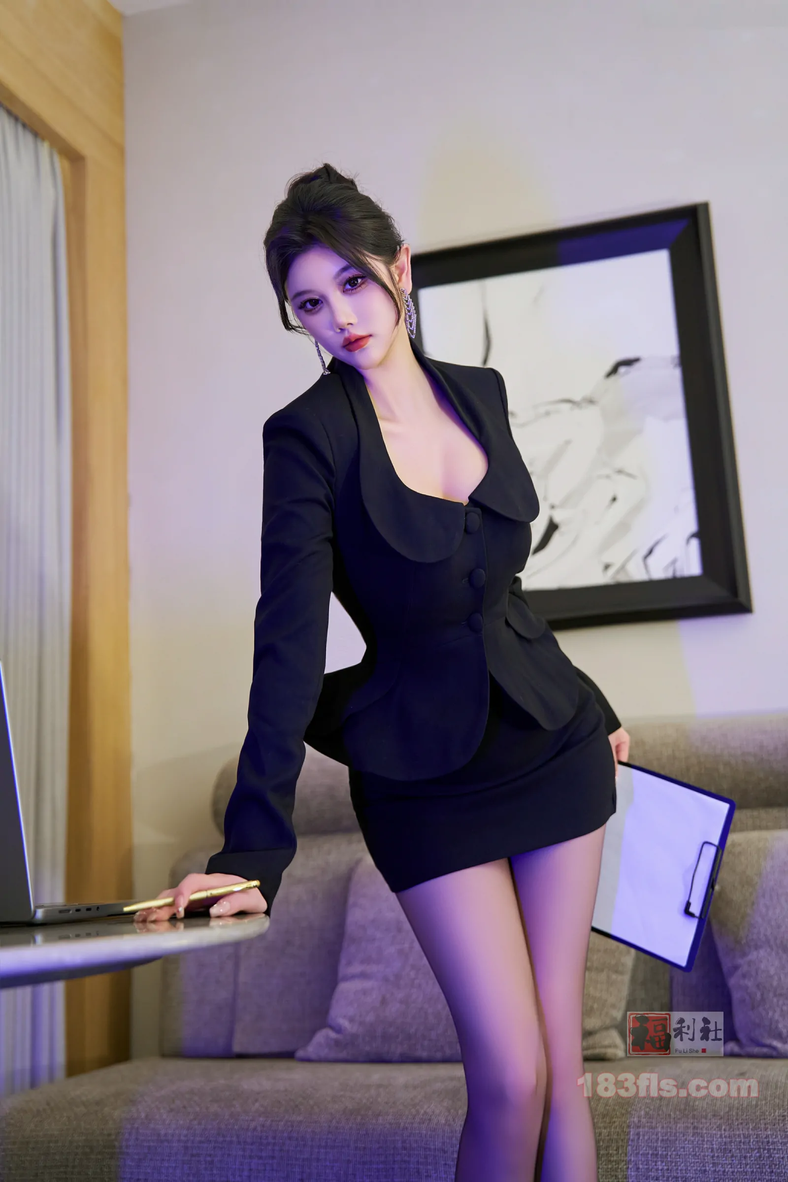 秀人网杨晨晨Yome工作室作品 御姐西装 性感黑丝巨乳肥臀